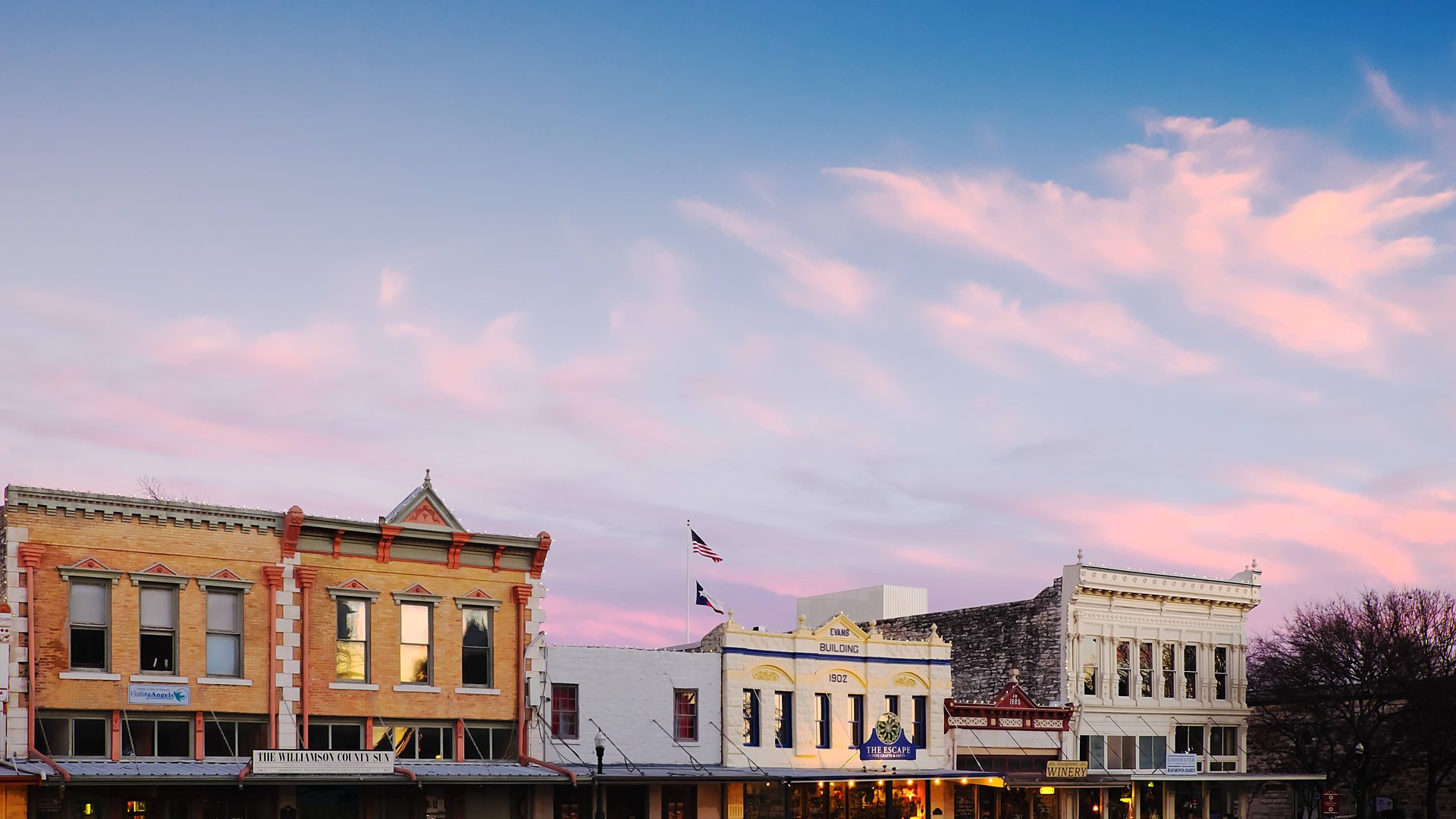 La plaza de Georgetown al atardecer — edificios históricos de Williamson County Sun, Evans Building 1902