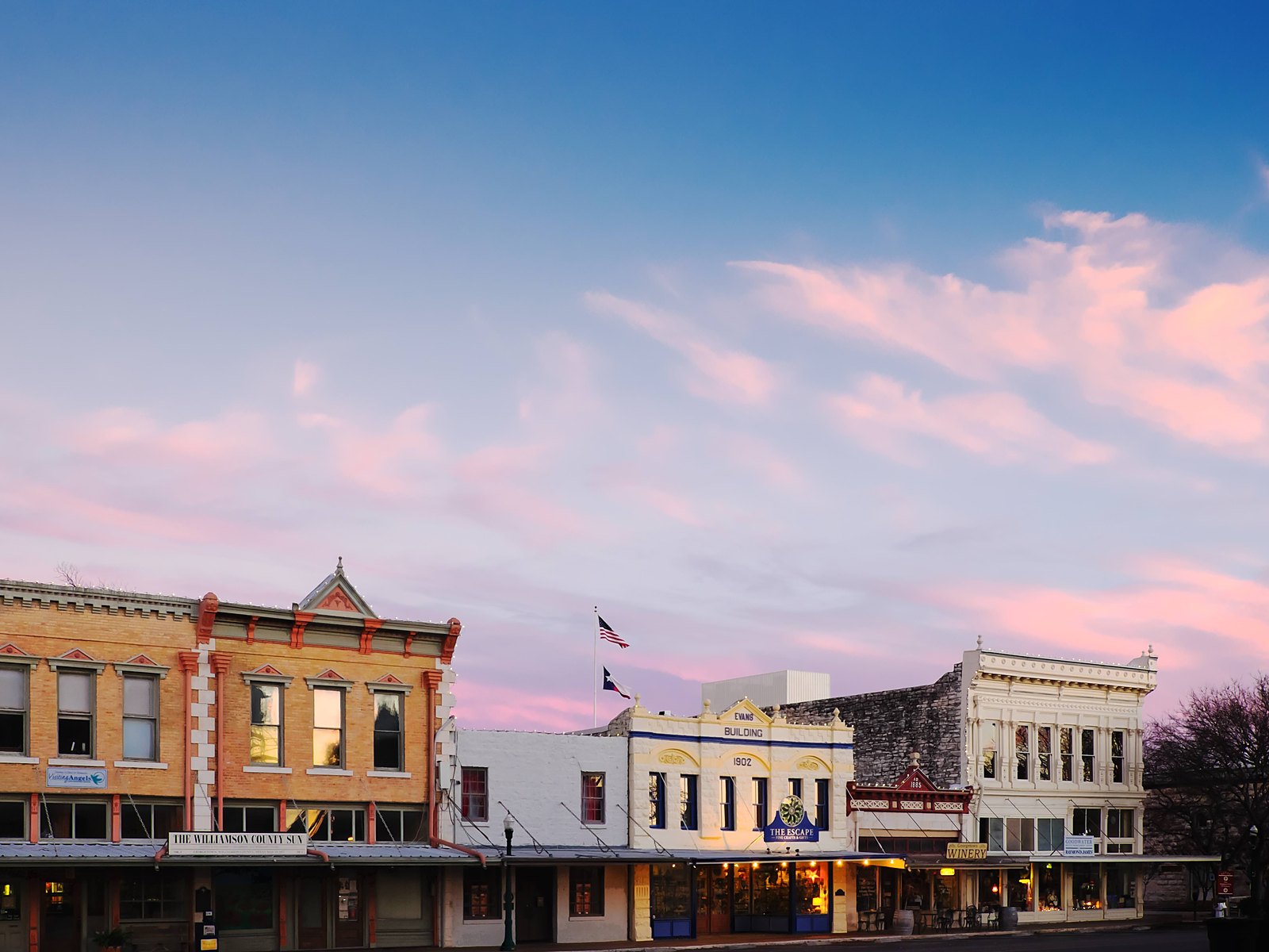 La plaza de Georgetown al atardecer con luces colgantes